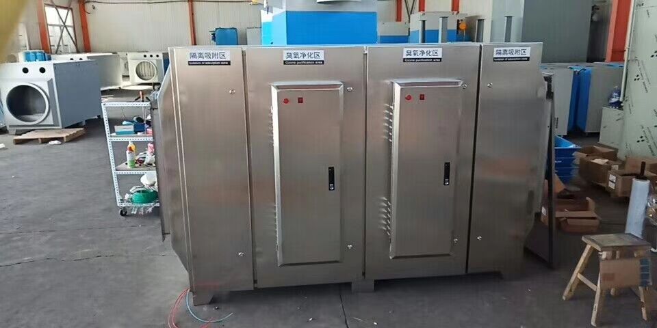 塑料制品車間廢氣處理設(shè)備無任何機(jī)械動作，無噪音，無需專人管理和日常維護(hù)，只需作定期檢查，本設(shè)備能耗低，設(shè)備風(fēng)阻極低＜50pa,可節(jié)約大量排風(fēng)動力能耗。